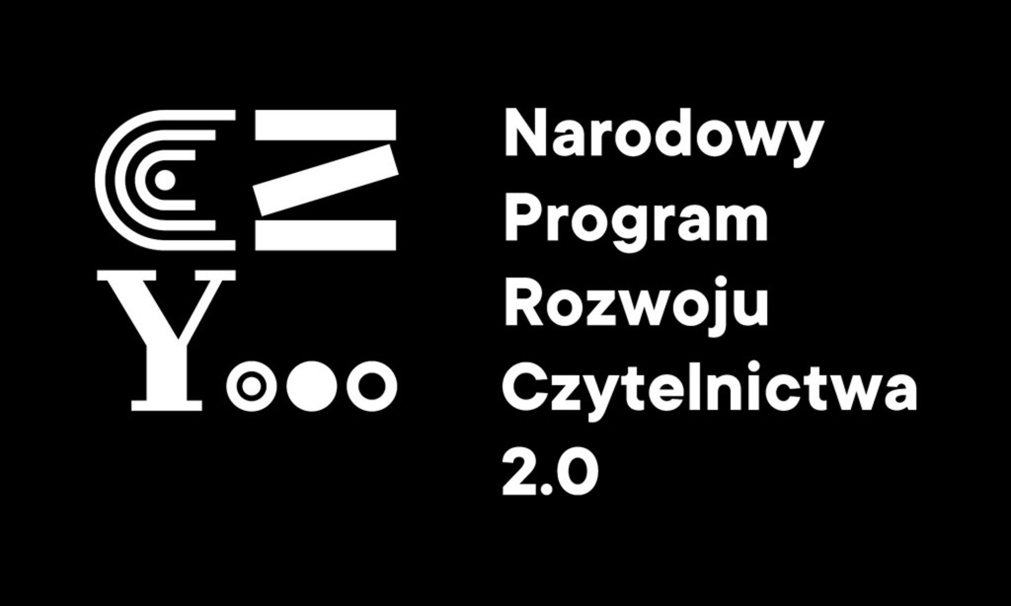czarne białe logo składające się z liter C, Z, Y i trzech kropek, obok napis Narodowy Program Rozwoju Czytelnictwa 2.0