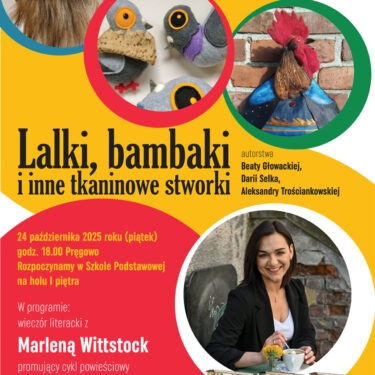 W centrum plakatu znajduje napis Lalki, bambaki i inne tkaninowe stworki. Powyżej napisu są trzy koła. W środkowym jest zdjęcie filcowych ptaków, po lewej jest skrzat, a w kole po prawej kogut. Poniżej głównego napisu, po prawej stronie jest koło ze zdjęciem kobiety, a pod nim trzy okładki książek o tytułach: miasto miłości, miasto wojny, miasto popiołów. W lewym dolnym rogu plakatu, na czerwonym tle jest napis: "24 października 2025 roku piątek, godz. osiemnasta, Pręgowo. Rozpoczynamy w szkole podstawowej na holu pierwszego piętra. W programie wieczór literacki z Marleną Wittstock promujący cykl powieściowy "Pewnego razu w Wolnym Mieście". Będzie możliwość zakupu książek."