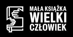 Po lewej stronie znajduje się logotyp przedstawiający książkę trzymaną w dwóch dłoniach. po prawej stronie znajduje się napis: Mała książka wielki człowiek. Cały logotyp wraz z napisem są białe. Tło obrazka jest czarne.