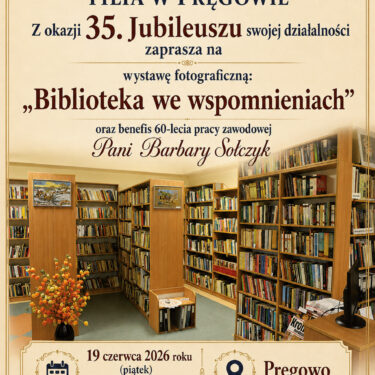 Plakat zapraszający na wystawę fotograficzną pod tytułem Biblioteka we wspomnieniach z okazji trzydziestego piątego jubileuszu gminnej biblioteki publicznej filii w Pręgowie. W dolnej połowie plakatu pokazane jest wnętrze biblioteki. Są tam regały z książkami. Pod regałami jest zamieszczona informacja, że wydarzenie odbędzie się dziewiętnastego czerwca dwa tysiące dwudziestego szóstego roku w piątek, o godzinie siedemnastej trzydzieści w Pręgowie, a rozpoczęcie będzie miało miejsce w Szkole Podstawowej na holu pierwszego piętra